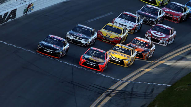 denny-hamlin-wins-daytona-500-photo-finish-960.jpg